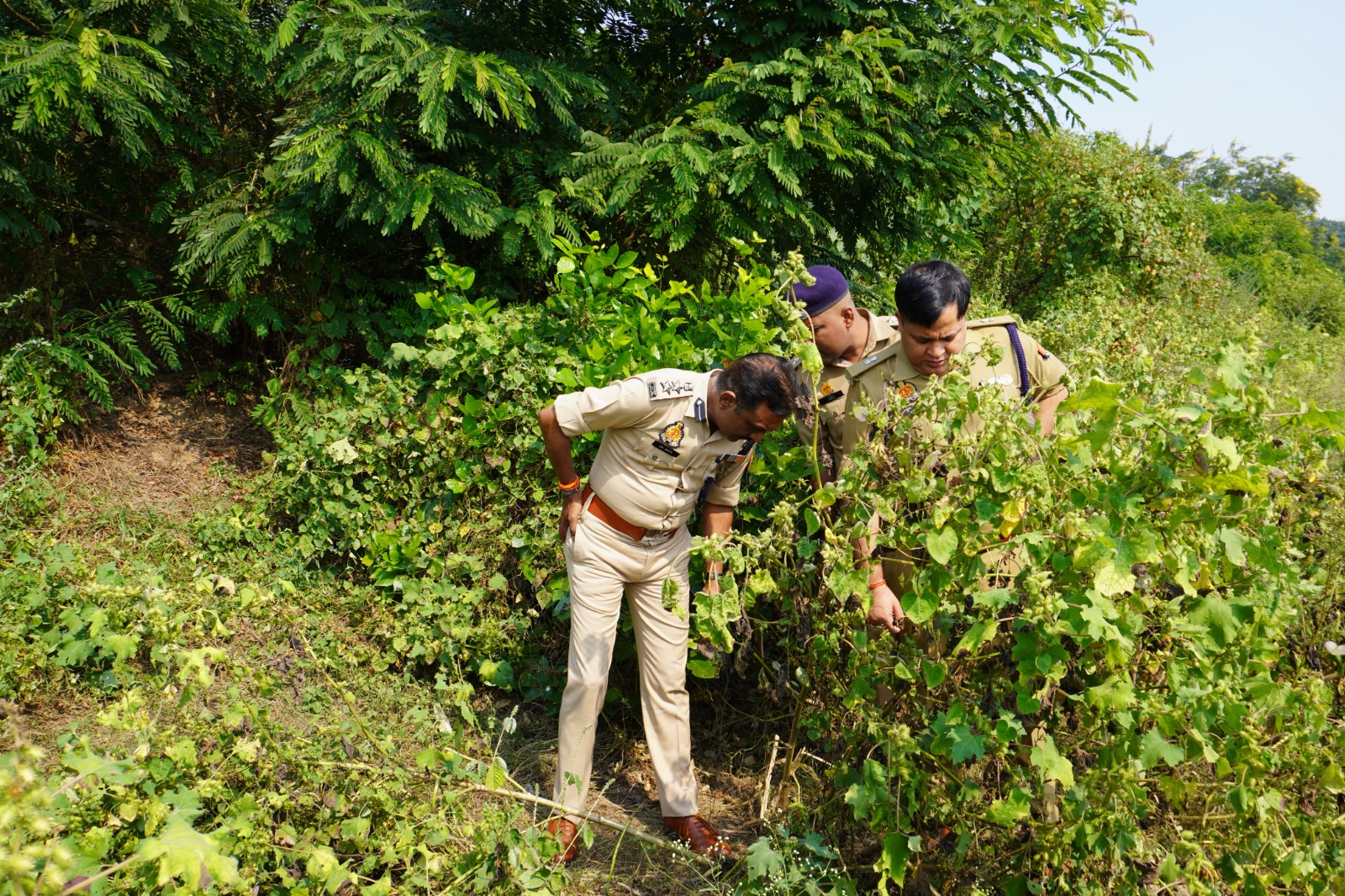 मामले की जांच करती पुलिस