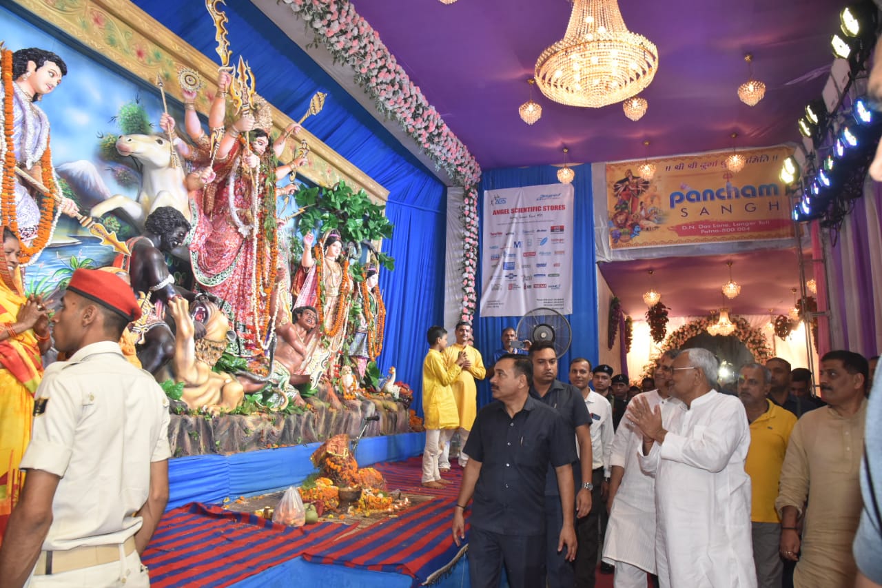 झांकियों में मां दुर्गा के दर्शन करते मुख्यमंत्री नीतीश कुमार