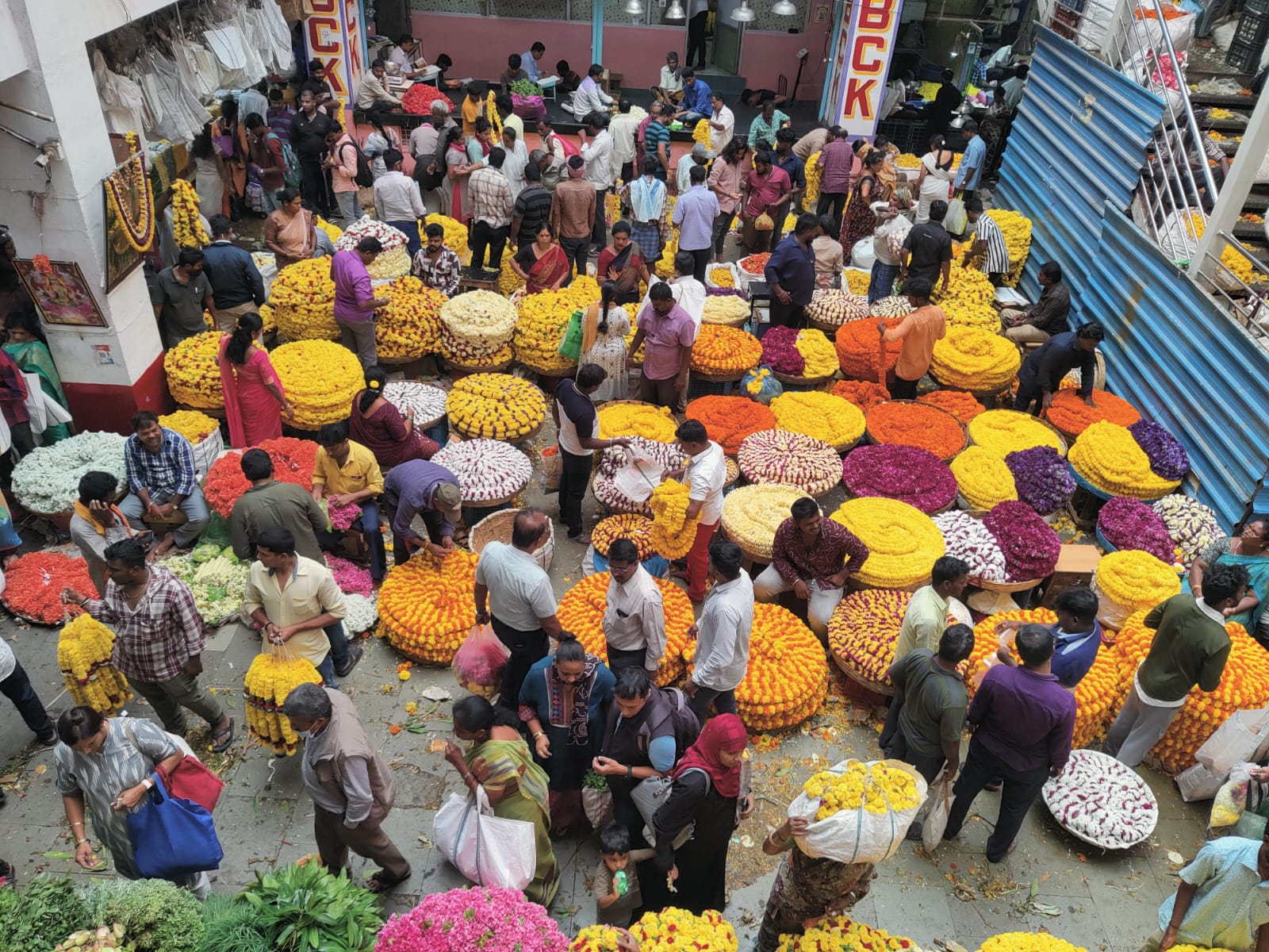 ಮಾರುಕಟ್ಟೆಗಳಲ್ಲಿ ಖರೀದಿಗೆ ಸೇರಿದ ಜನ