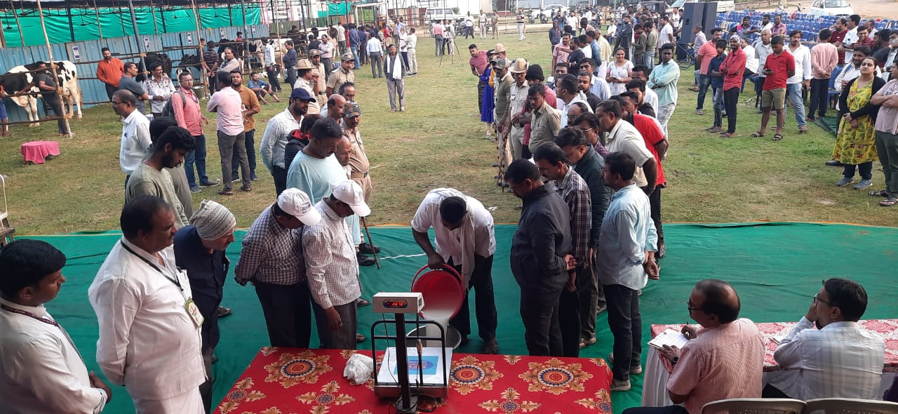 Mysore Dasara 2023 Geetachowdayya won first place in milking competition