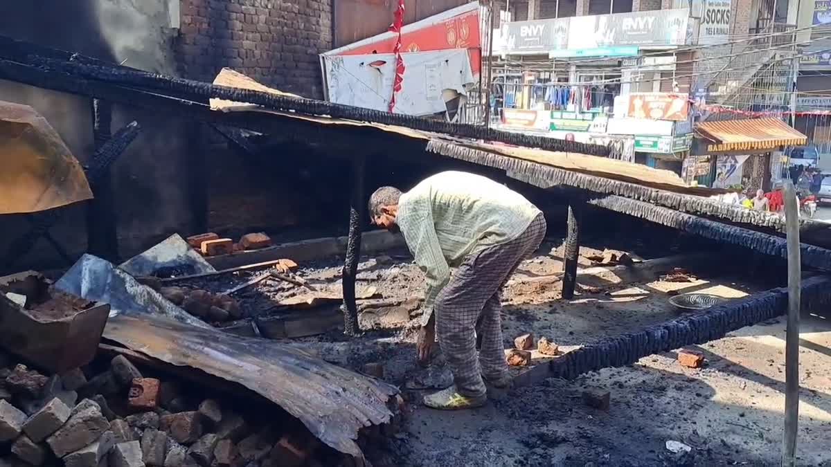 شبانہ آتشزدگی میں پانچ دکانیں، اے ٹی ایم خاکستر