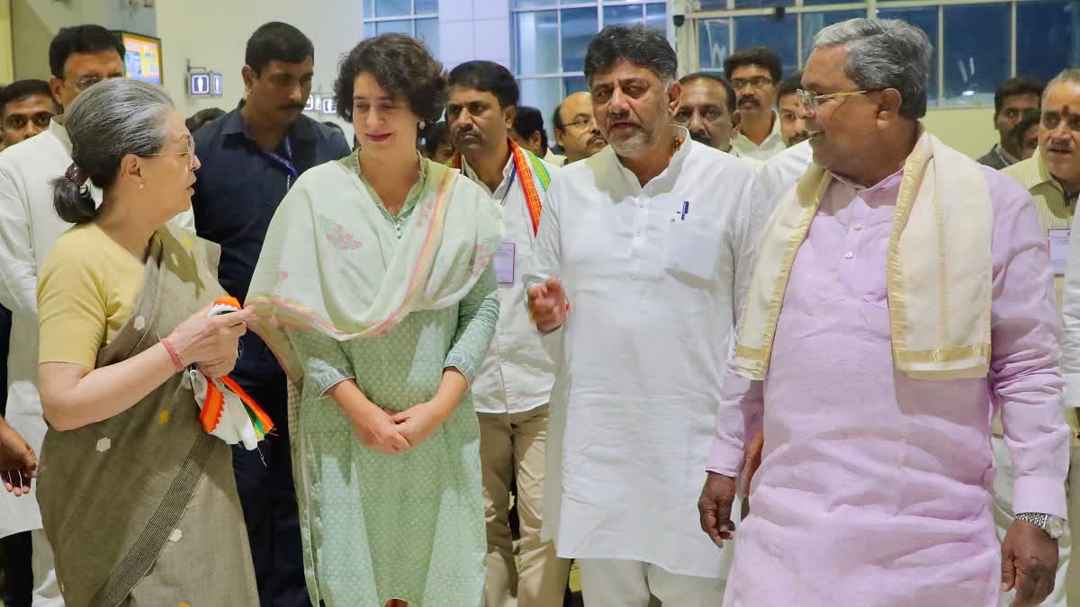 CM RECEIVED SONIA AND PRIYANKA GANDHI AT MYSURU AIRPORT