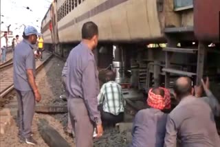 Two Coaches of Shalimar Express derailed near Nagpur Maharashtra Updates