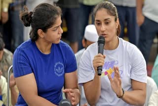 Sakshi Malik (Left), Vinesh Phogat (Right)