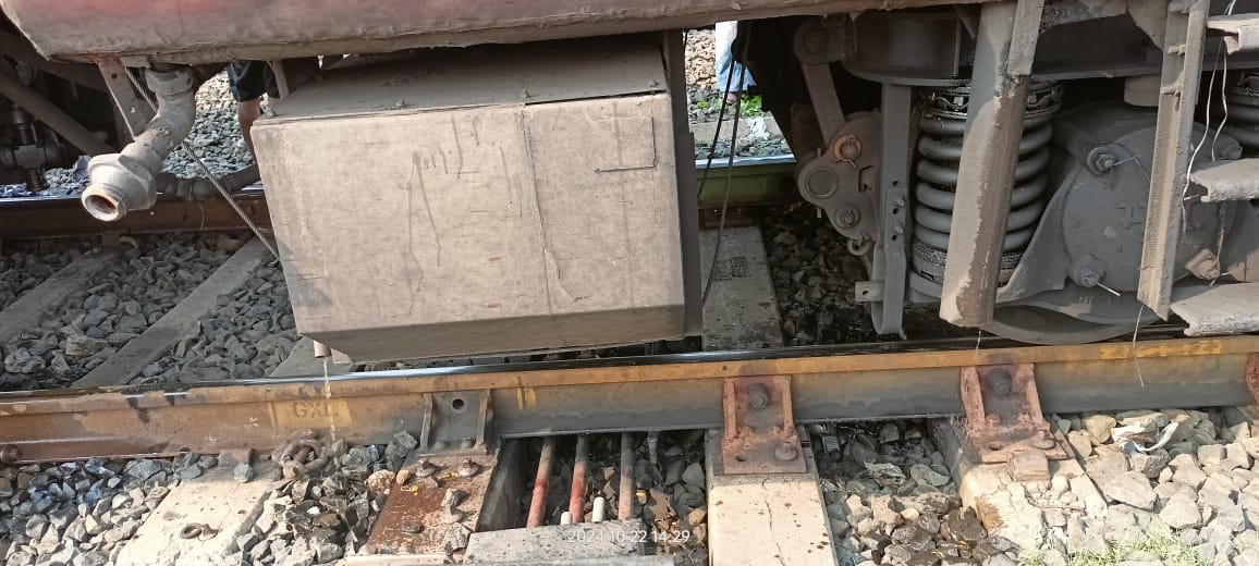 Kurla Shalimar express derailed