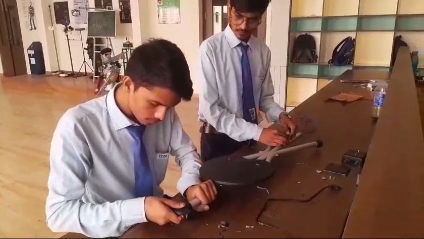 ITM GIDA Gorakhpur students putting the gadget together