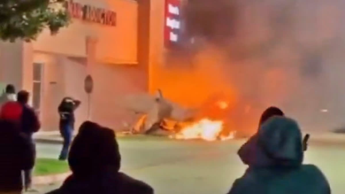 Small plane crashes  bursts into flames  Texas shopping centre  ಶಾಪಿಂಗ್ ಸೆಂಟರ್‌ನ ಪಾರ್ಕಿಂಗ್ ಸ್ಥಳದಲ್ಲಿ ವಿಮಾನ ಪತನ  ಪೈಲಟ್​ ಸಾವು  ಸಣ್ಣ ವಿಮಾನವೊಂದು ಪತನ  ಟೆಕ್ಸಾಸ್‌ನ ಶಾಪಿಂಗ್ ಸೆಂಟರ್‌ನ ಪಾರ್ಕಿಂಗ್ ಸ್ಥಳ  ಅಮೆರಿಕದ ಶಾಪಿಂಗ್ ಸೆಂಟರ್  ಅಪಘಾತದಲ್ಲಿ ಪೈಲಟ್​ ಮೃತ  ಸಿಂಗಲ್ ಇಂಜಿನ್ ಮೂನಿ ಎಂ20  ಅಪಘಾತದಲ್ಲಿ ಪೈಲಟ್​ ಸಜೀವ ದಹನ