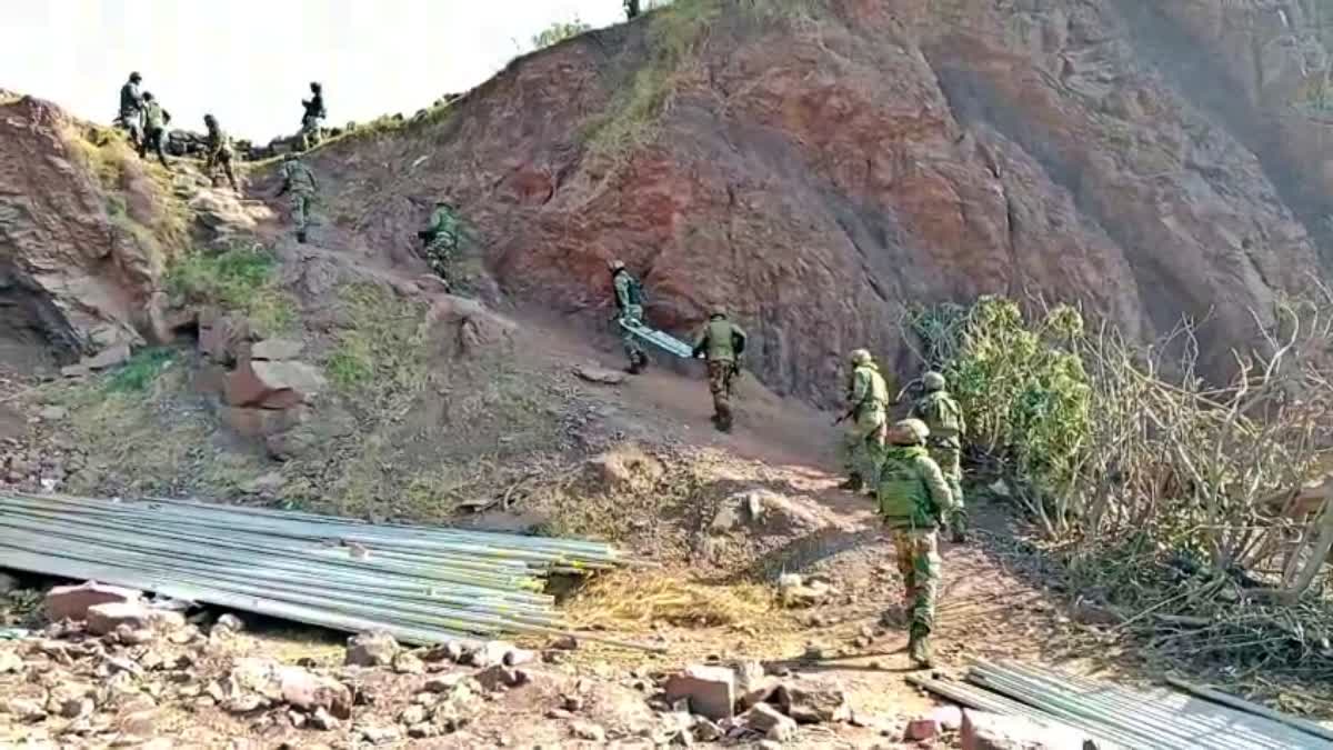 ಅಡಗಿ ಕುಳಿತ ಉಗ್ರರು-ಭದ್ರತಾ ಪಡೆಗಳ ನಡುವೆ ಗುಂಡಿನ ದಾಳಿ