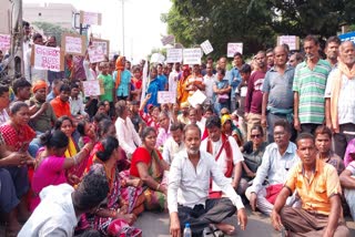 slum dwellers stage protest