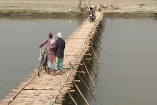 अररिया में चचरी पुल से आवागमन करते हैं लोग