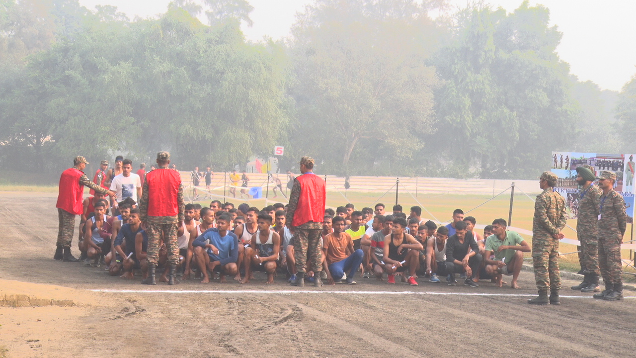 अग्निवीर भर्ती रैली में पहुंचे युवाओं को दिशा निर्देश देते सैन्य अधिकारी.