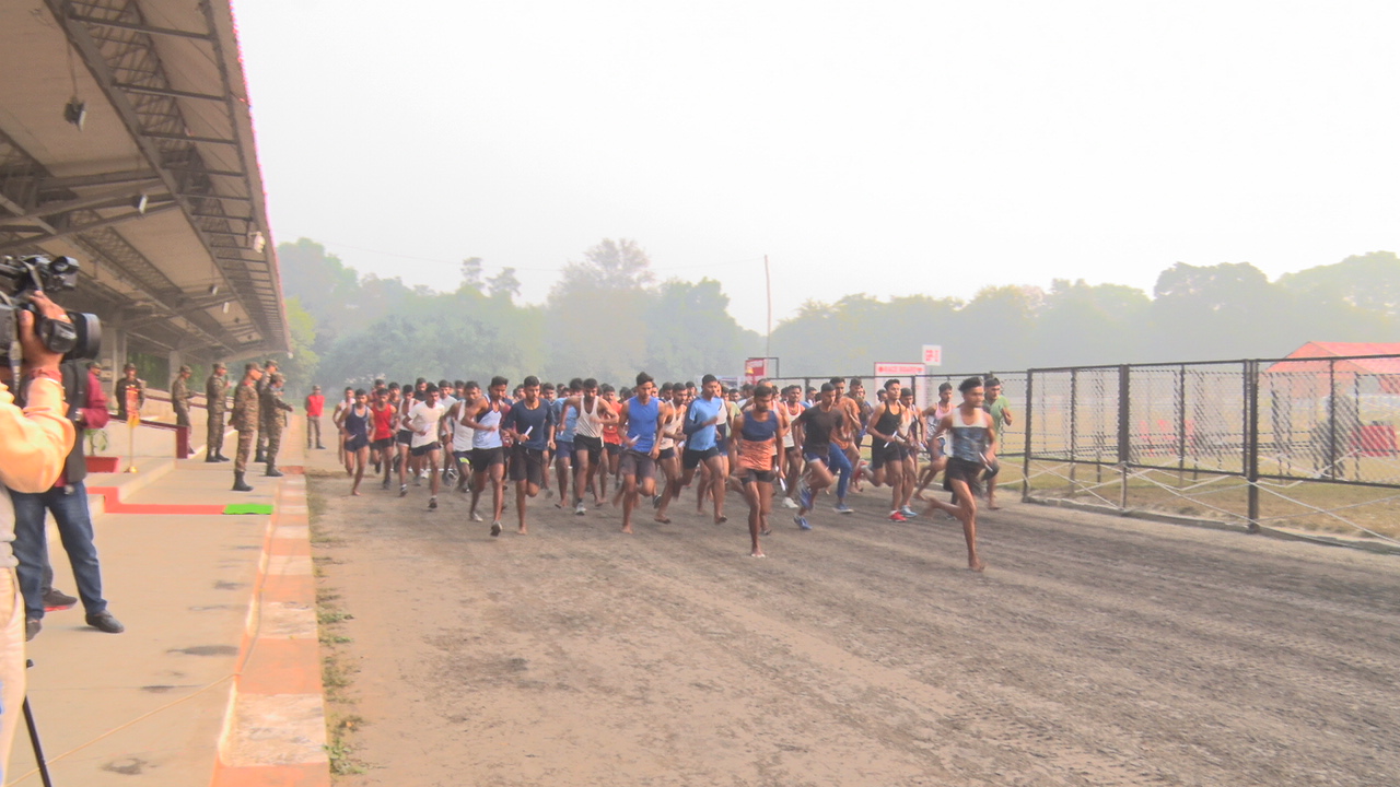 अग्निवीर भर्ती रैली में दौड़ लगाते युवा.