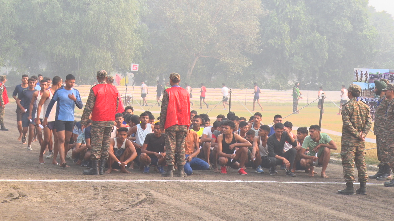 अग्निवीर भर्ती रैली में पहुंचे युवाओं को दिशा निर्देश देते सैन्य अधिकारी.