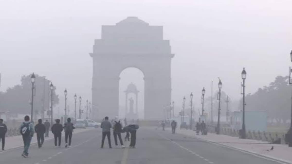 On Friday morning, the air quality in Delhi-NCR remained in the 'very poor' category, and light haze was also seen in many areas.