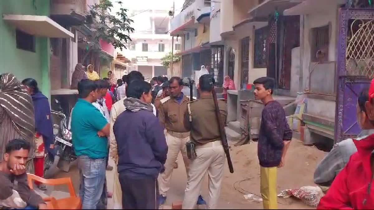 बेतिया के इंदिरा चौक के नया टोला में जांच करती पुलिस