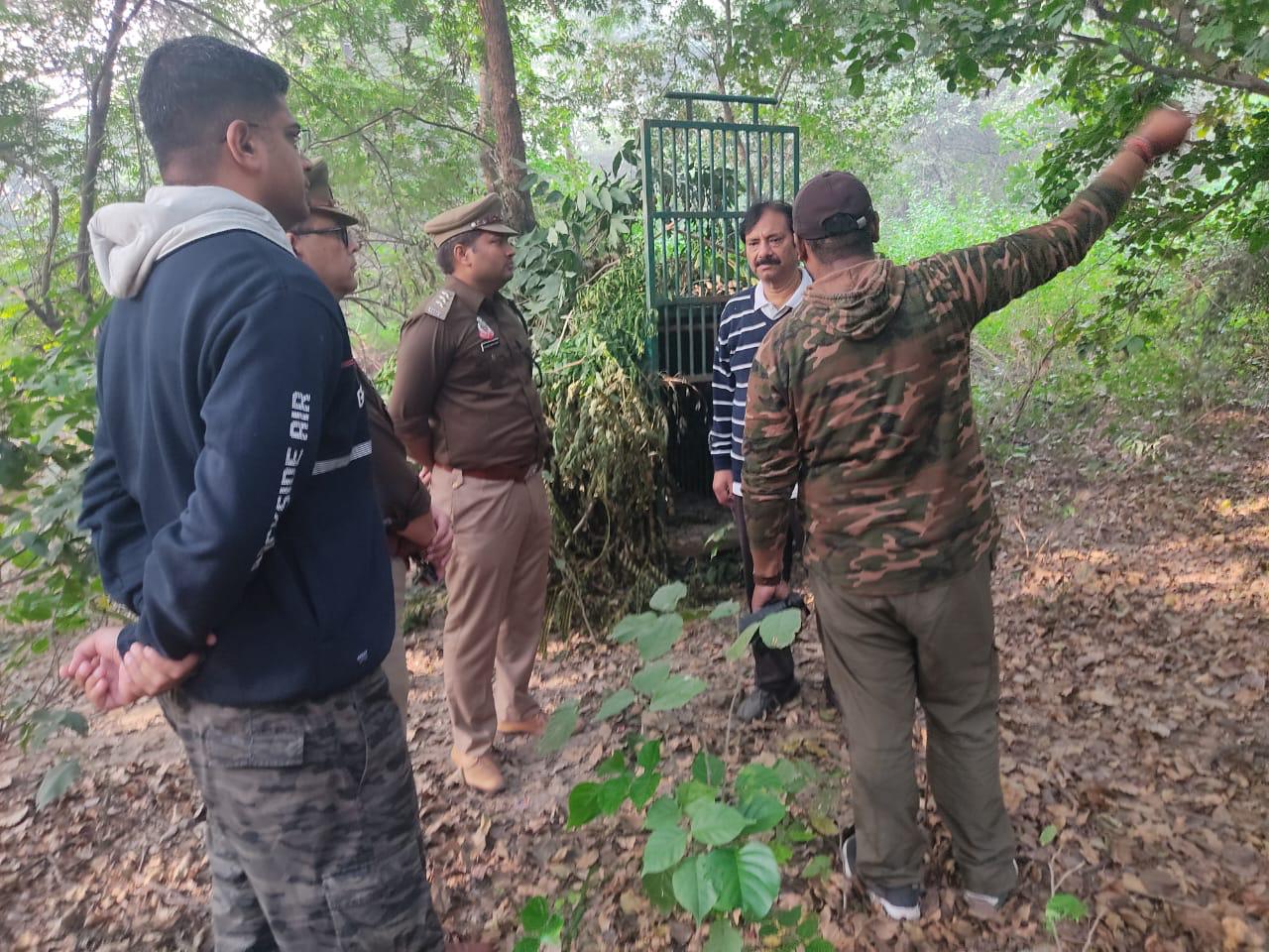 आईआईटी कानपुर में तेंदुआ के संबंध में वन विभाग के अफसर से जानकारी लेते प्रधान मुख्य वन संरक्षक वन्य जीव संजय श्रीवास्तव.