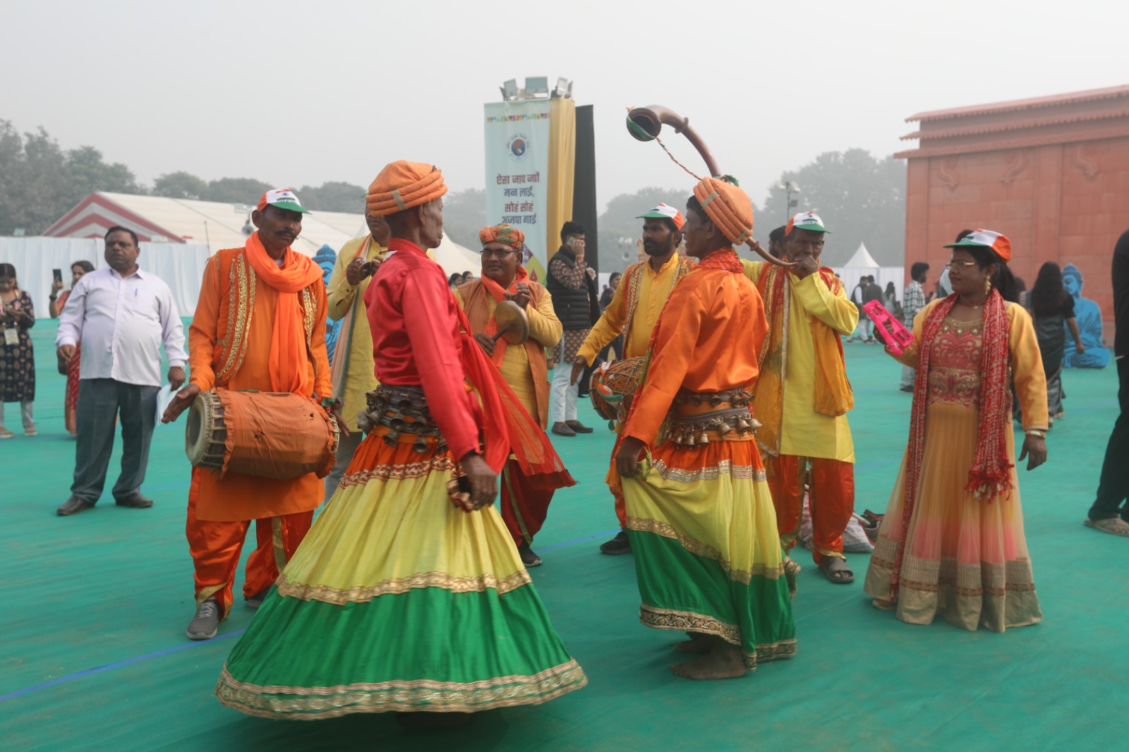 अधिवेशन में रंगारंग कार्यक्रम प्रस्तुत करते कलाकार.