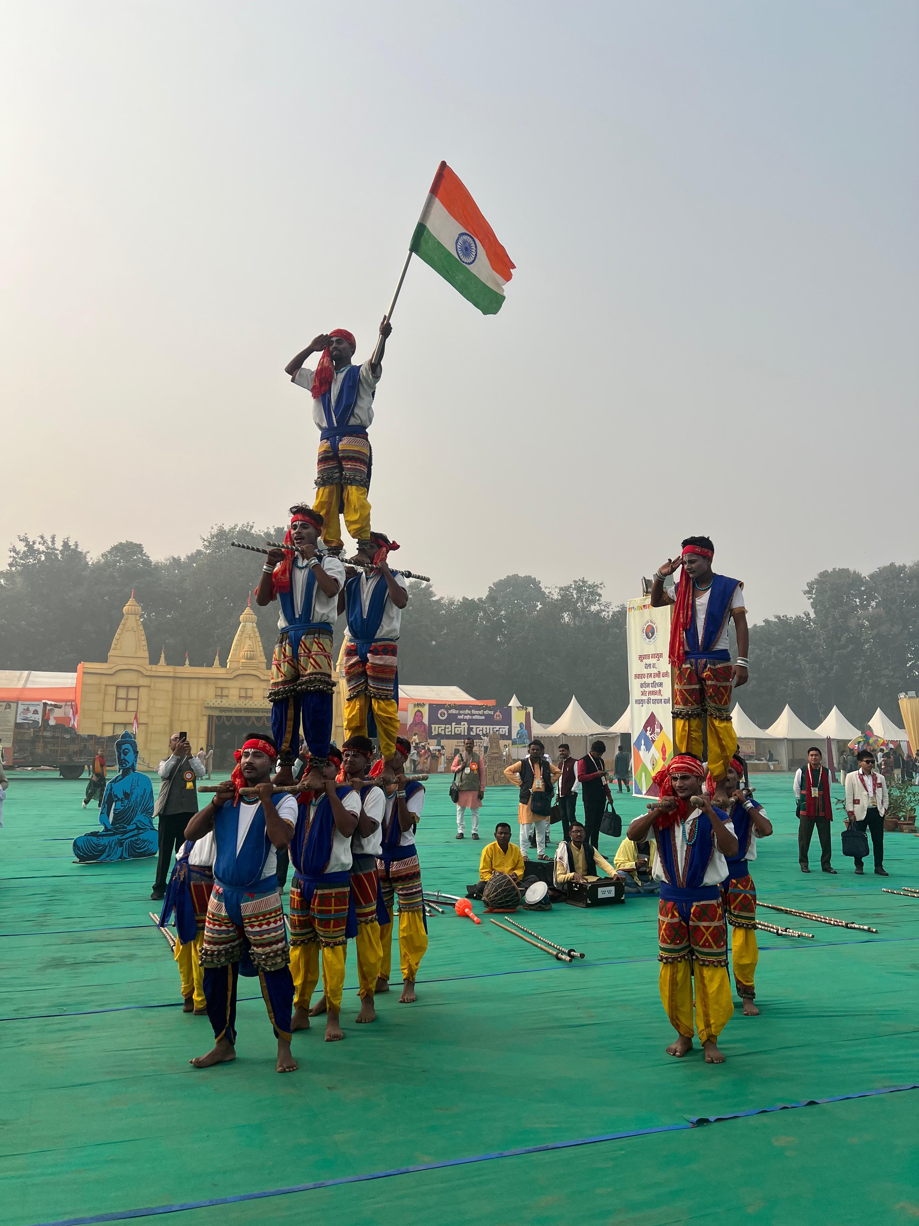 अधिवेशन में रंगारंग कार्यक्रम प्रस्तुत करते कलाकार.