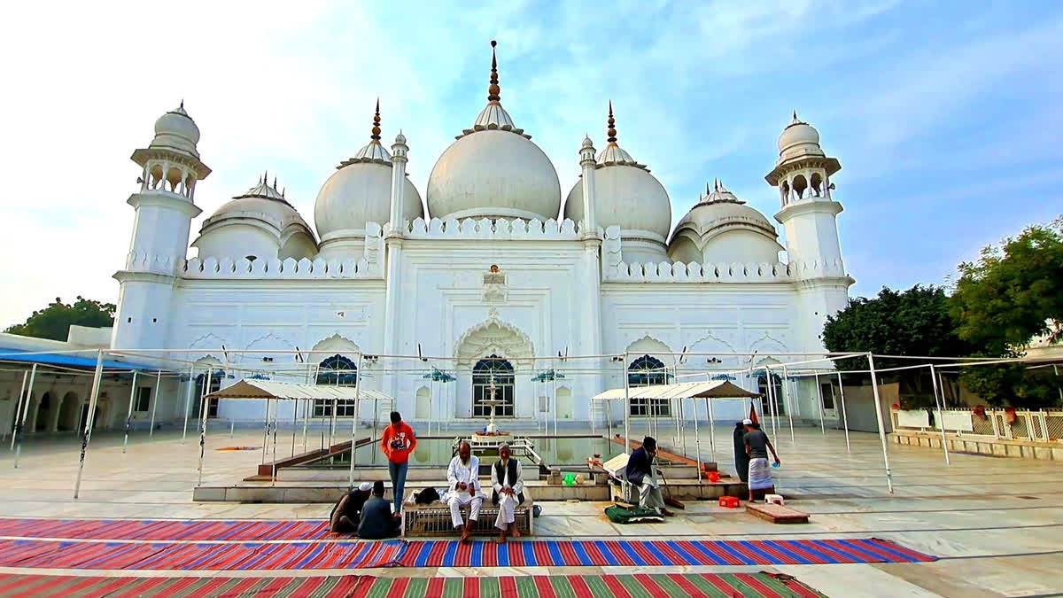 علیگڑھ کی تاریخی جامع مسجد میں تقریبا چھ کوئنٹل سونا نصب ہے