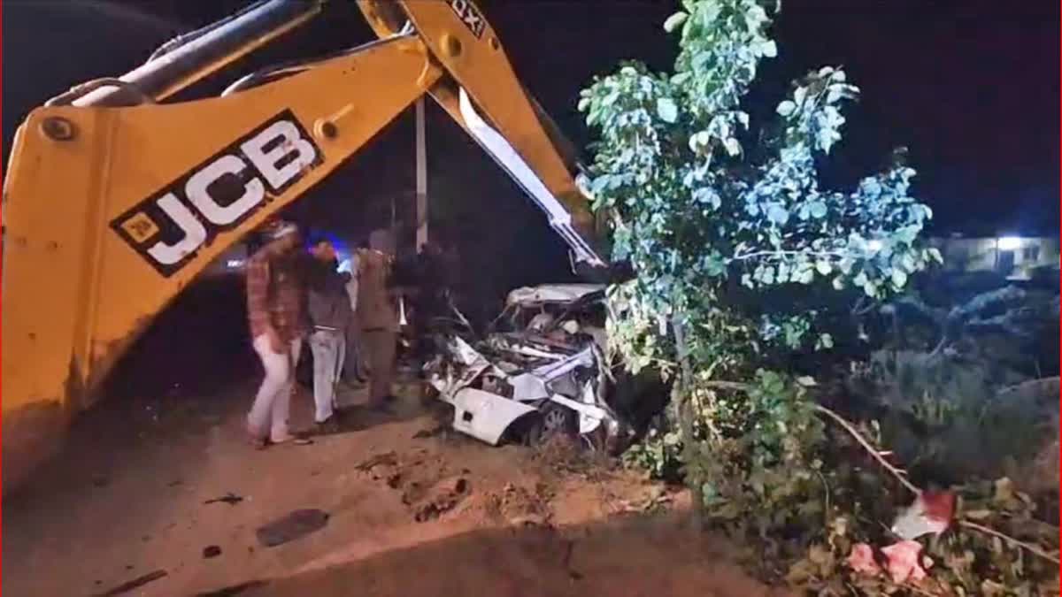 ROAD ACCIDENT IN TELANGANA 4 KILLED 3 CRITICALLY INJURED