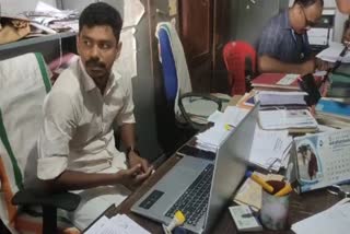 VEO Arrested While Taking Bribe In Malappuram  കൈക്കൂലി കേസ്  കൈക്കൂലി കേസ് അറസ്റ്റ്  കൈക്കൂലി കേസ് മലപ്പുറം  നിലമ്പൂര്‍ വഴിക്കടവ് വിഇഒ  നിലമ്പൂര്‍ വഴിക്കടവ് വിഇഒ അറസ്റ്റ്  വിജിലന്‍സ്  നിലമ്പൂര്‍ കൈക്കൂലി കേസ്  Malappuram Bribe Case Arrest