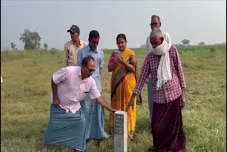 farmers_removing_bhuraksha_survey_stones
