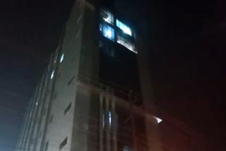 Lift of commercial site in Noida broke and fell down