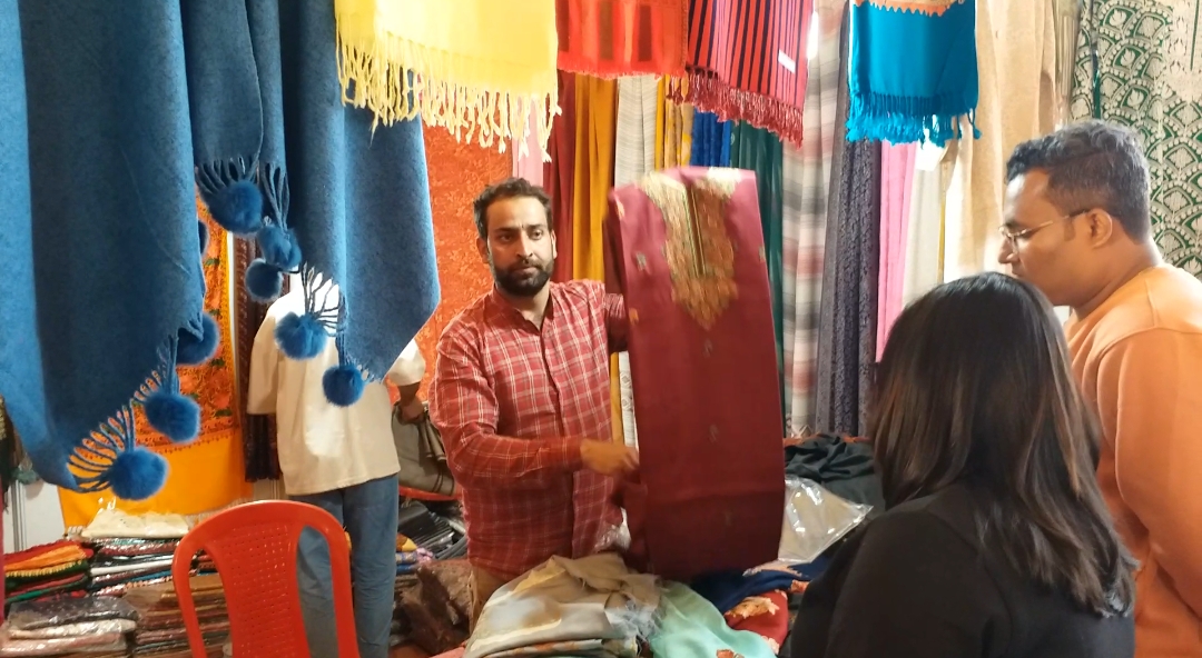 گیا کے بازاروں میں کشمیر کے گرم کپڑوں کی مانگ بڑھی