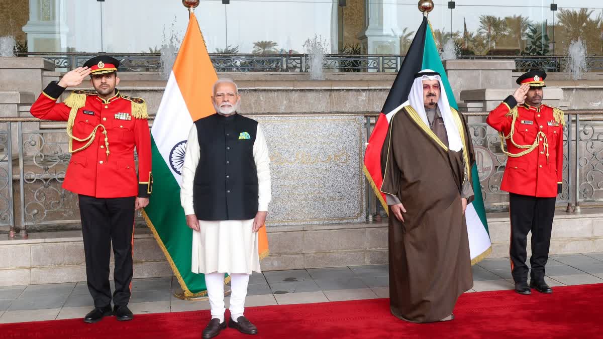 MODI AT BAYAN PALACE KUWAIT  MODI GOT GUARD OF HONOUR AT KUWAIT  മോദി കുവൈറ്റില്‍  കുവൈറ്റ് ബയാൻ കൊട്ടാരം