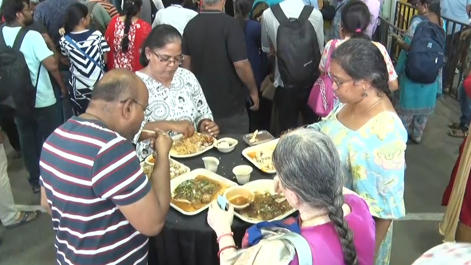 உணவை உண்டு மகிழும் மக்கள்