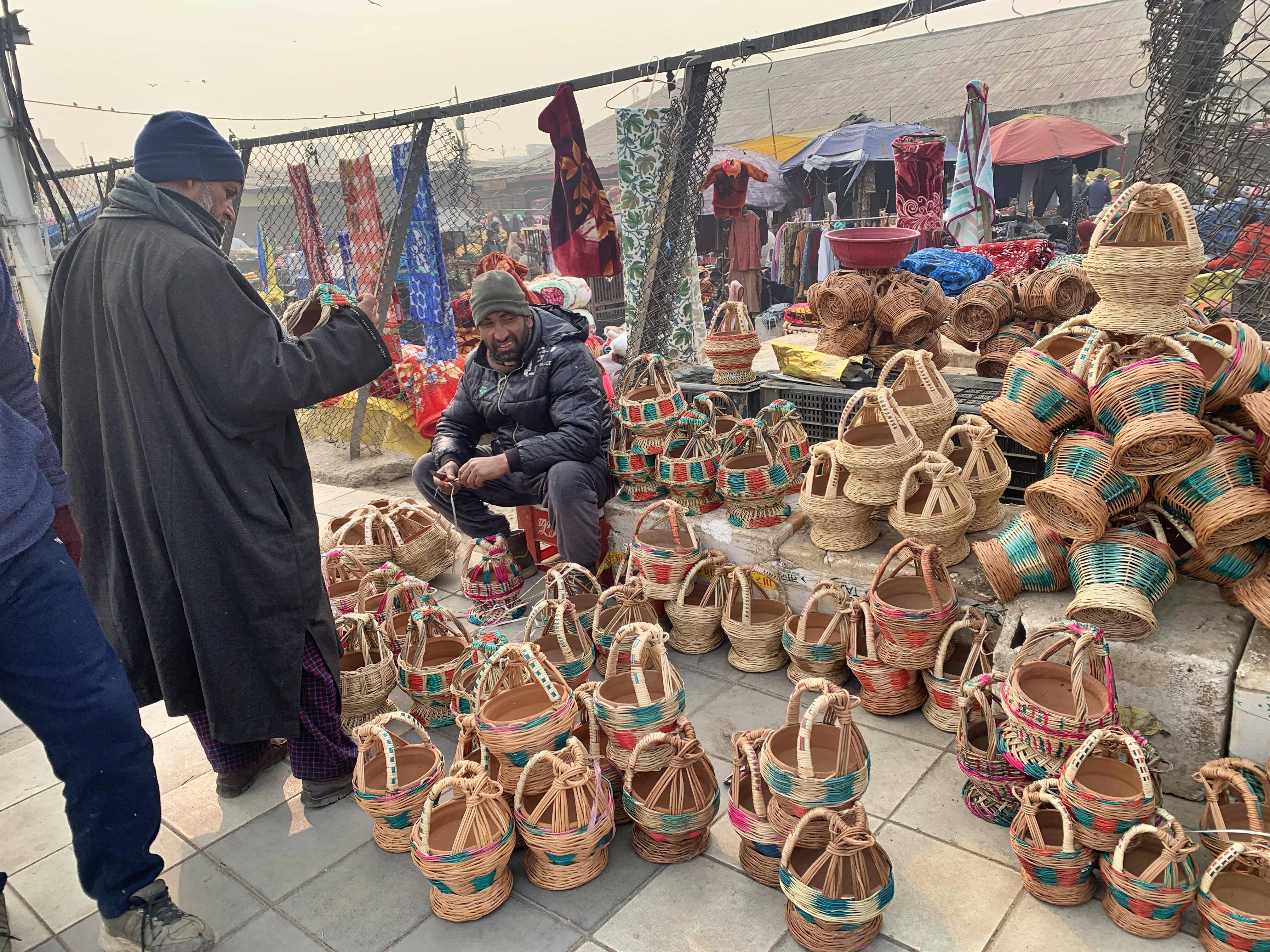 KANGRI OR FIRE POT OF KASHMIR  KASHMIR COLD WEATHER  കശ്‌മീര്‍ തണുപ്പ് കാലം  കാന്‍ഗ്രി ഫയര്‍ പോട്ട് കശ്‌മീര്‍