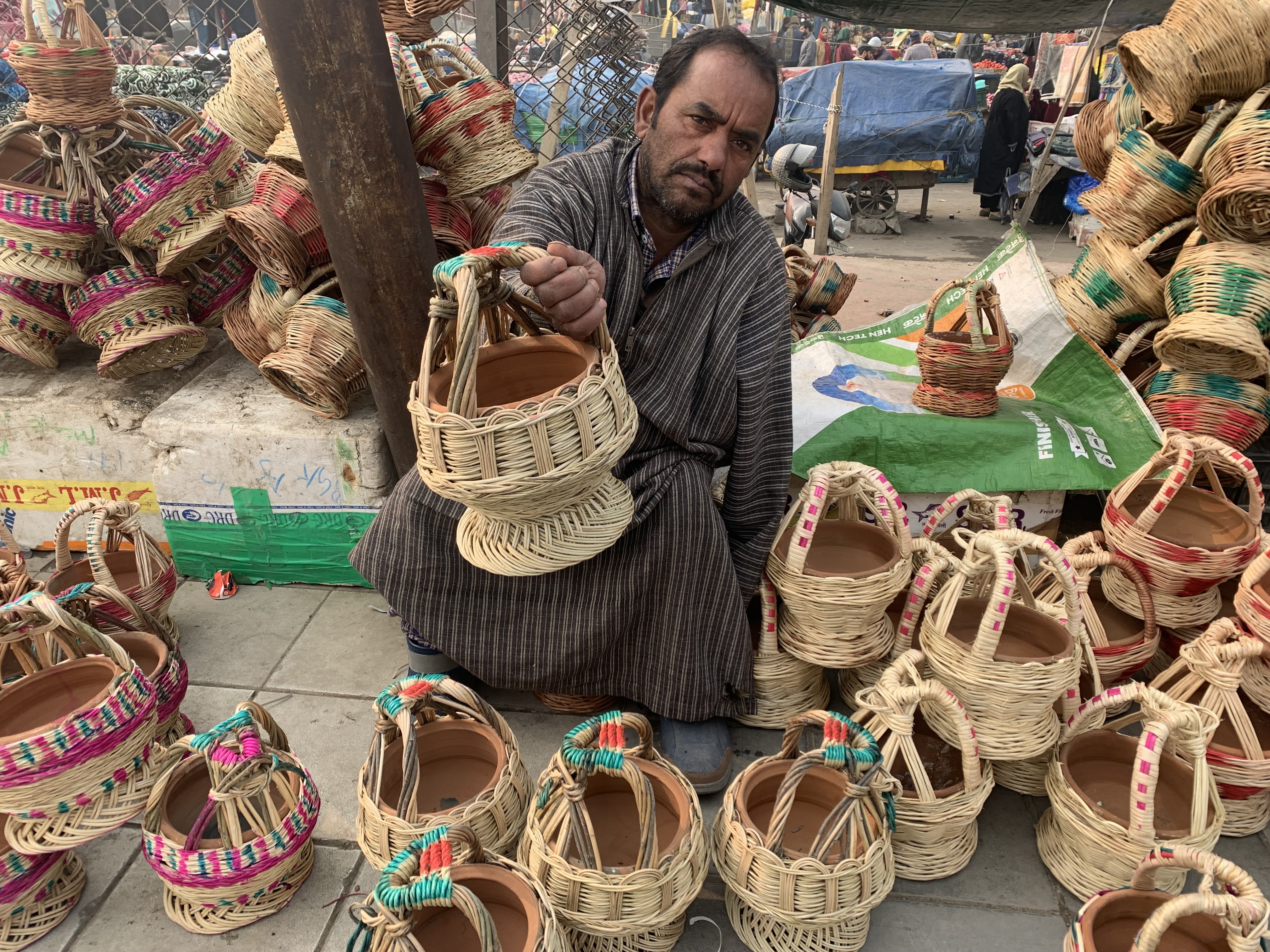 KANGRI OR FIRE POT OF KASHMIR  KASHMIR COLD WEATHER  കശ്‌മീര്‍ തണുപ്പ് കാലം  കാന്‍ഗ്രി ഫയര്‍ പോട്ട് കശ്‌മീര്‍