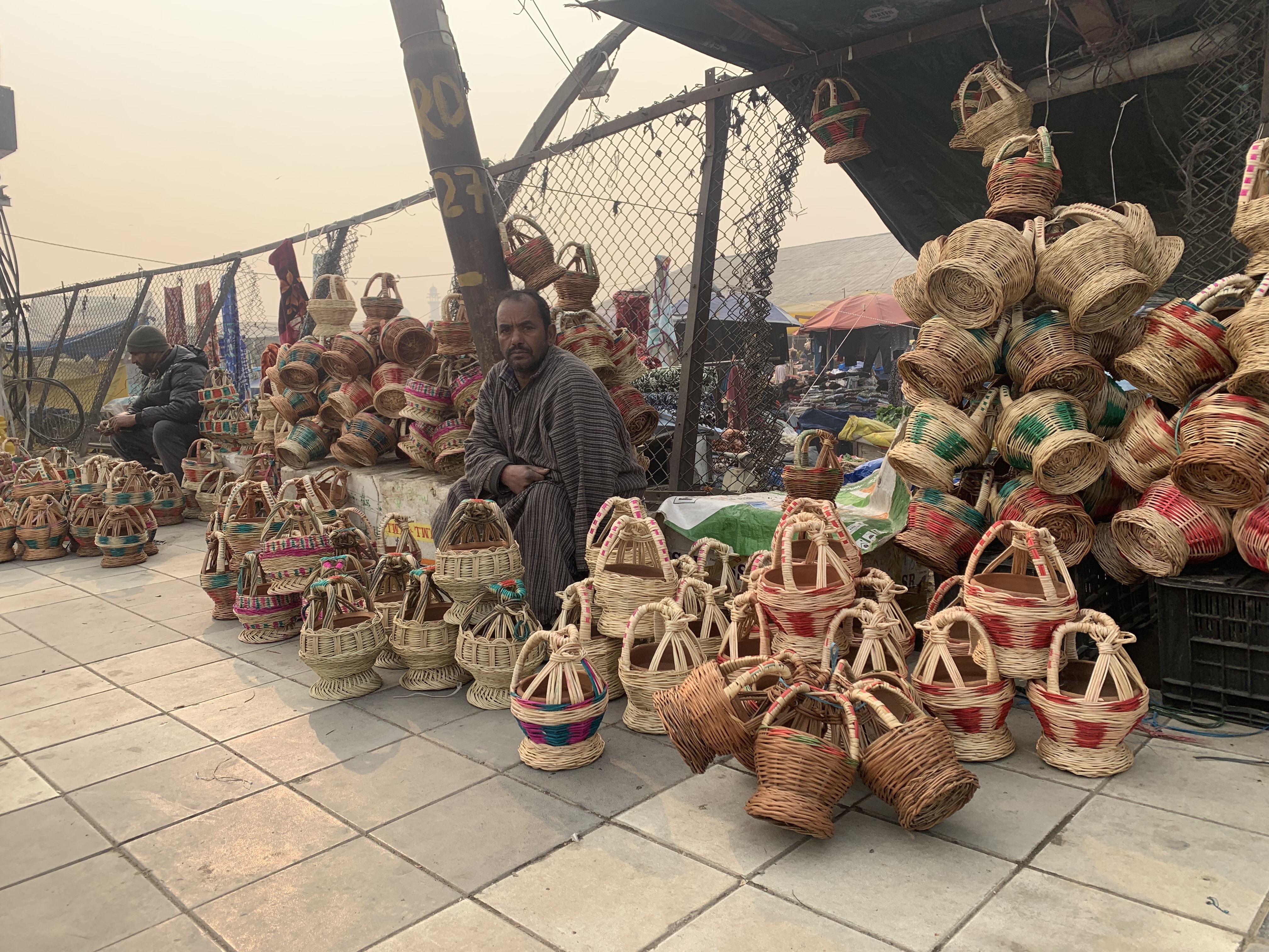 KANGRI OR FIRE POT OF KASHMIR  KASHMIR COLD WEATHER  കശ്‌മീര്‍ തണുപ്പ് കാലം  കാന്‍ഗ്രി ഫയര്‍ പോട്ട് കശ്‌മീര്‍