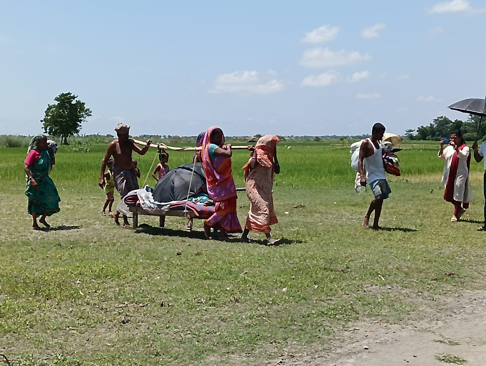 बुनियादी स्वास्थ्य देखभाल सुविधाओं की कमी के कारण अक्सर निवासियों को मरीजों को खाट पर ले जाने के लिए मजबूर होना पड़ता है