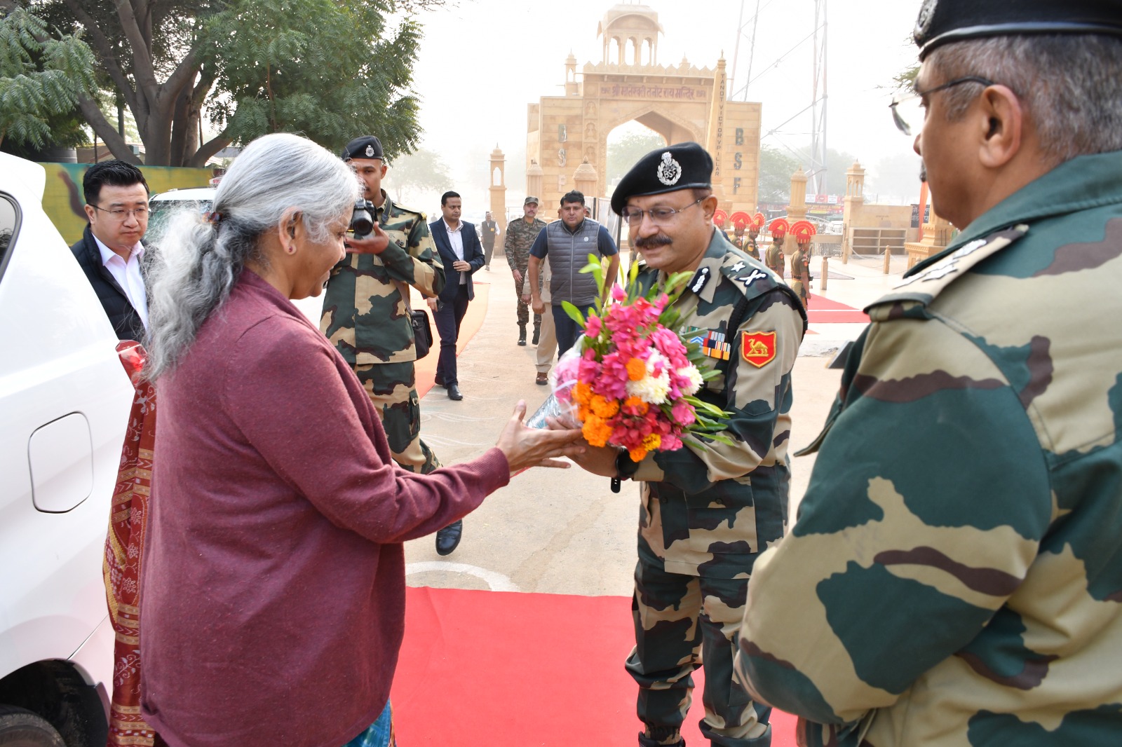 तनोट पहुंचने पर वित्त मंत्री का स्वागत