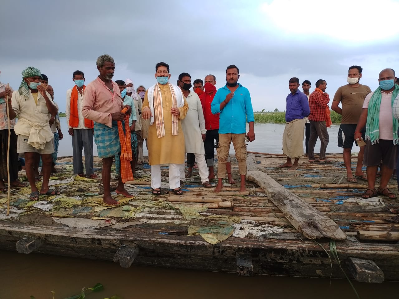 ग्रामीणों के साथ खड़े पूर्व मंत्री राजेश सिंह