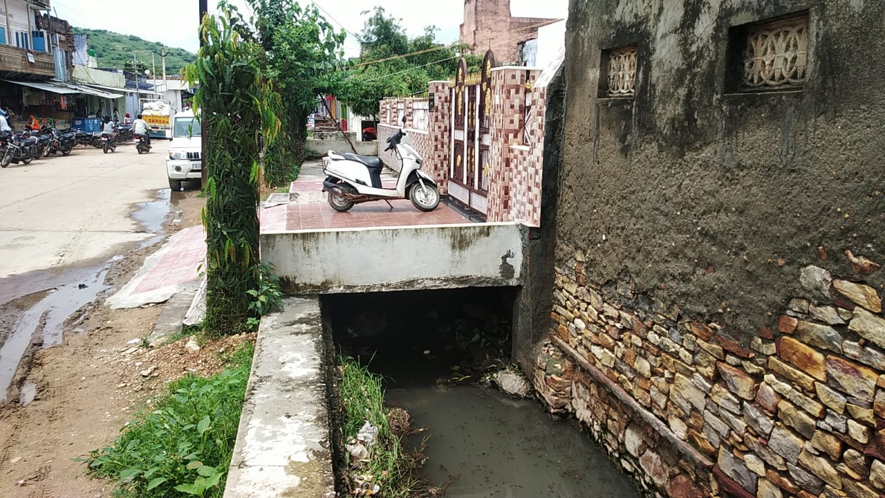 Road in Karauli deteriorated,  Trouble due to rain in Karauli