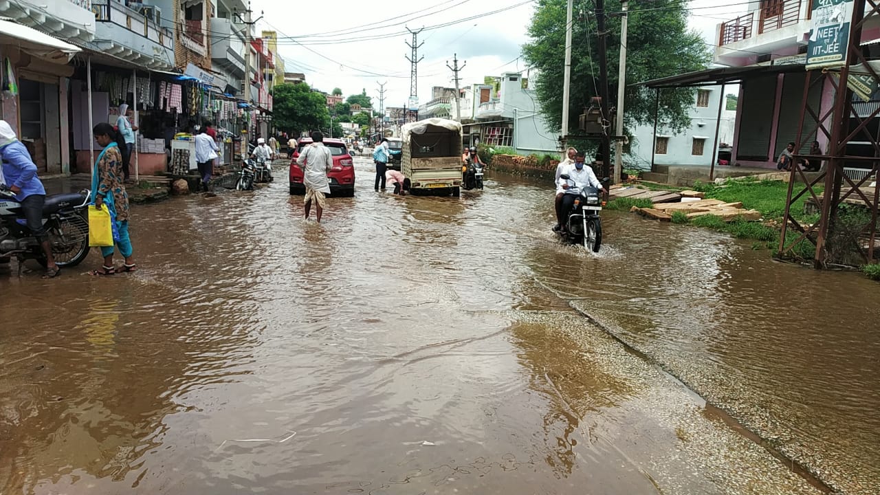 Road in Karauli deteriorated,  Trouble due to rain in Karauli