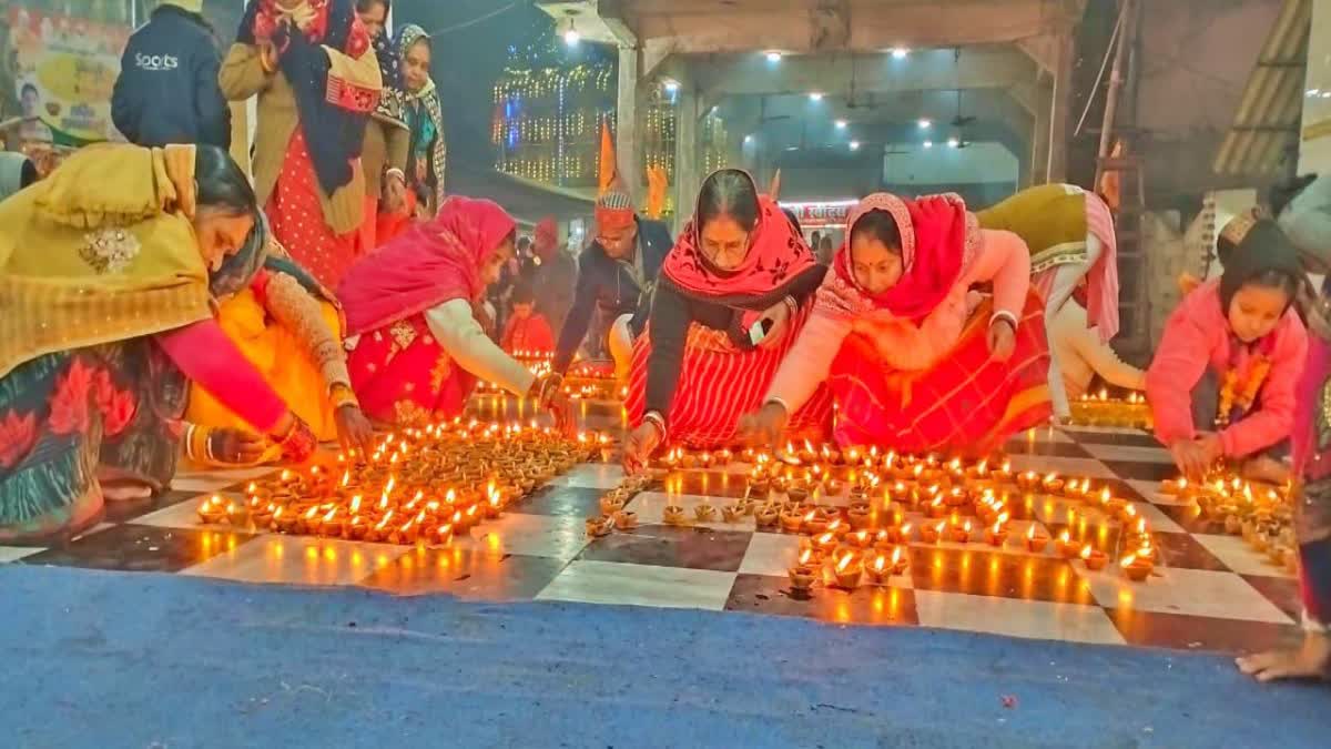 दीप प्रज्वलित कर भगवान राम का स्वागत