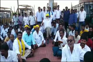 JC Prabhakar Reddy And farmers Protest on Gutti Toll Plaza