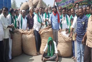 Farmers Protest YCP Government Not Release The Money