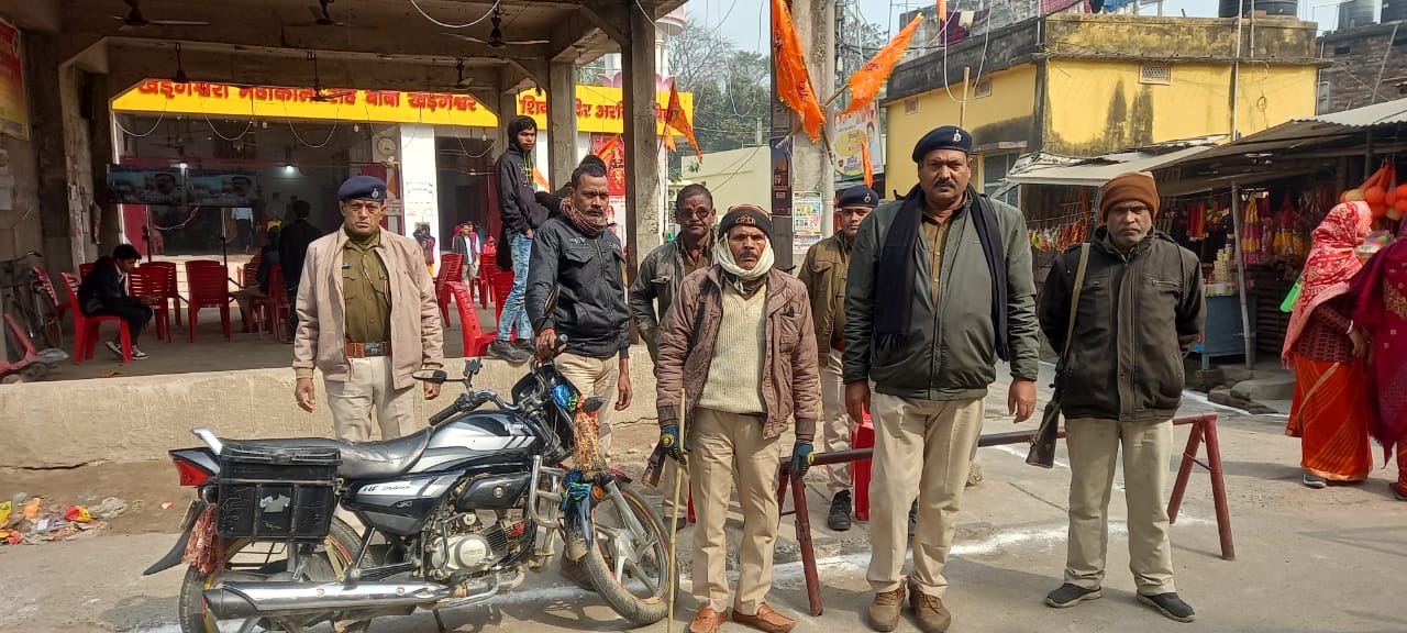 मंदिर के बाहर सुरक्षा में लगे पुलिसकर्मी