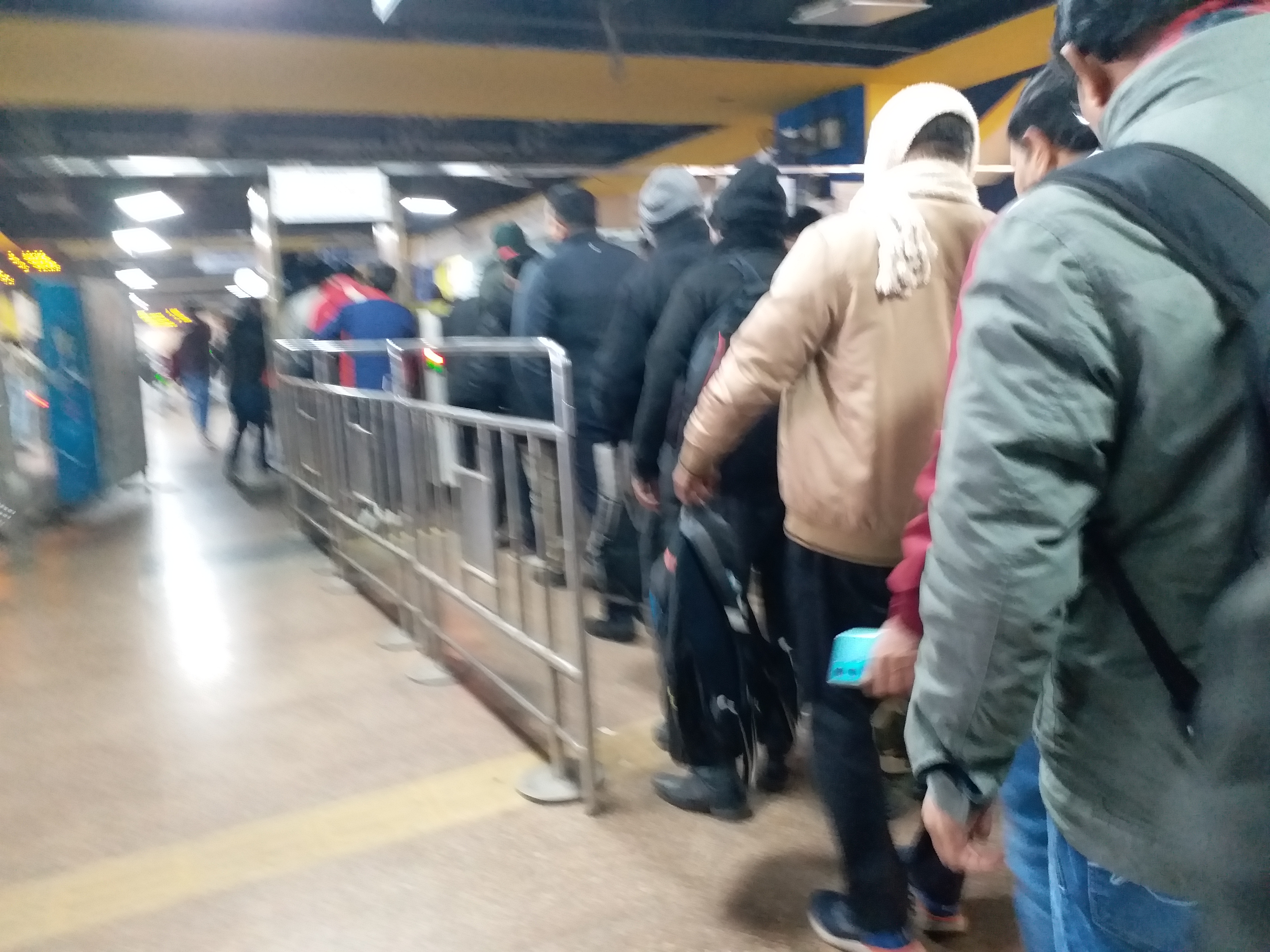 मेट्रो स्टेशन पर यात्रियों की लंबी-लंबी कतारें