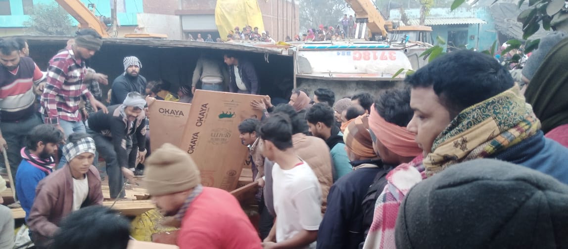 अलीगढ़ में प्लाई बोर्ड से भरा ट्रक पलटा