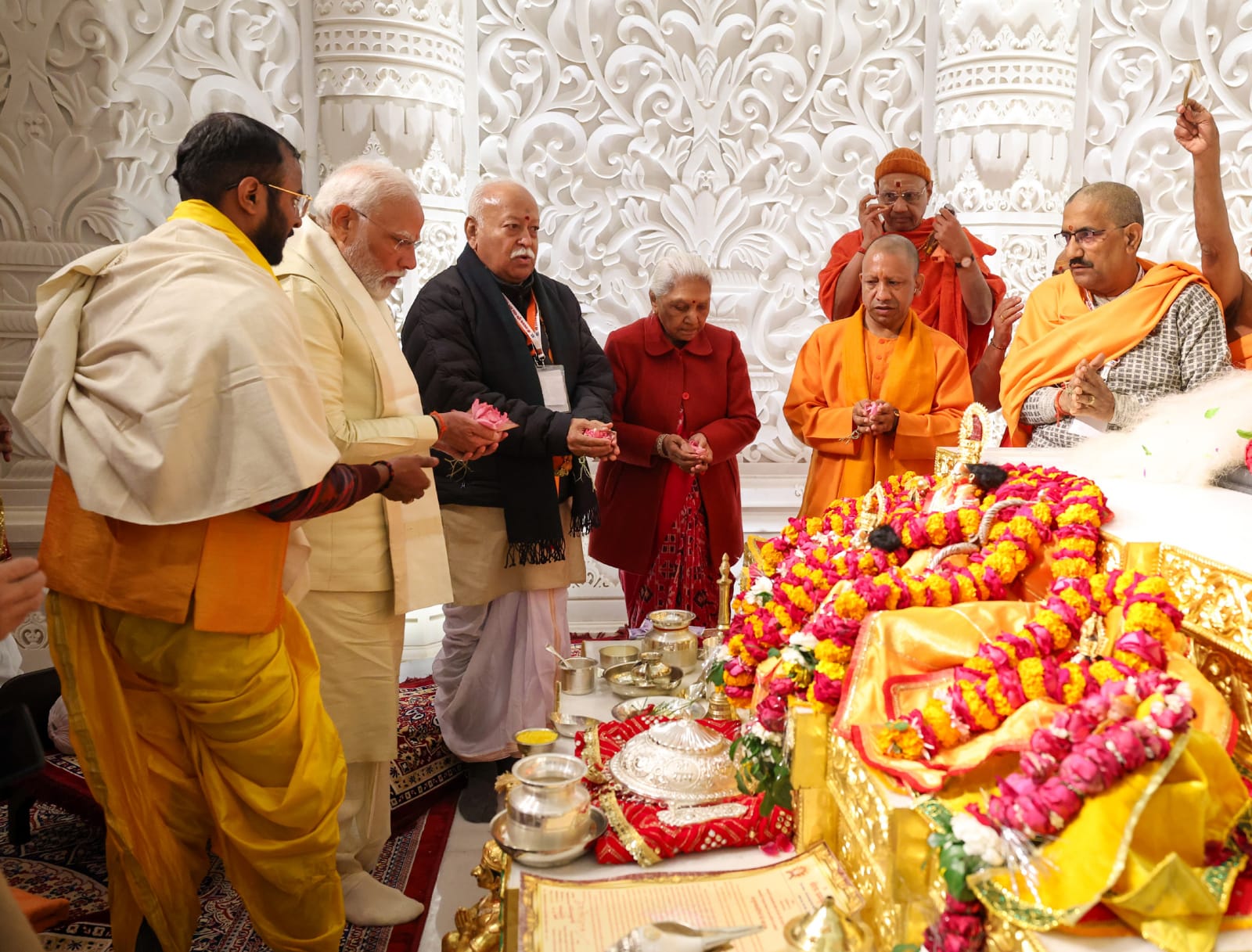 राम मंदिर के गर्भ ग्रह में एक नहीं बल्कि प्रभु श्री राम की दो प्रतिमाओं के हो रहे हैं राम भक्तों को दर्शन