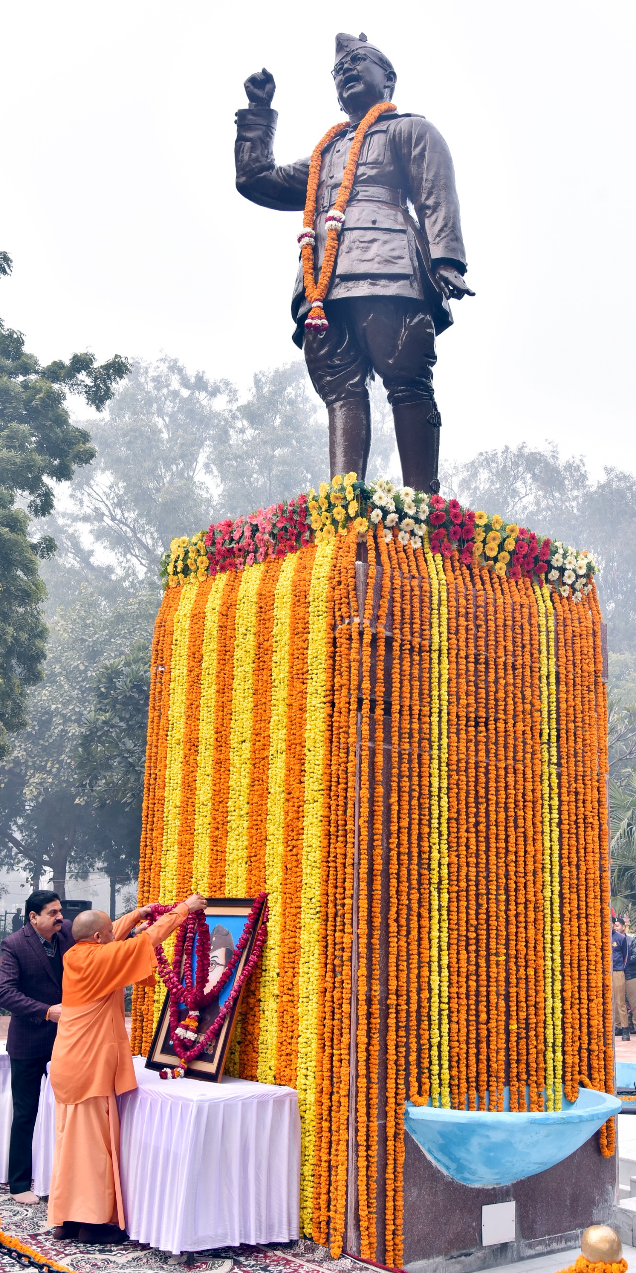 सुभाष चंद्र बोस की प्रतिमा पर माल्यार्पण करते सीएम योगी आदित्यनाथ.