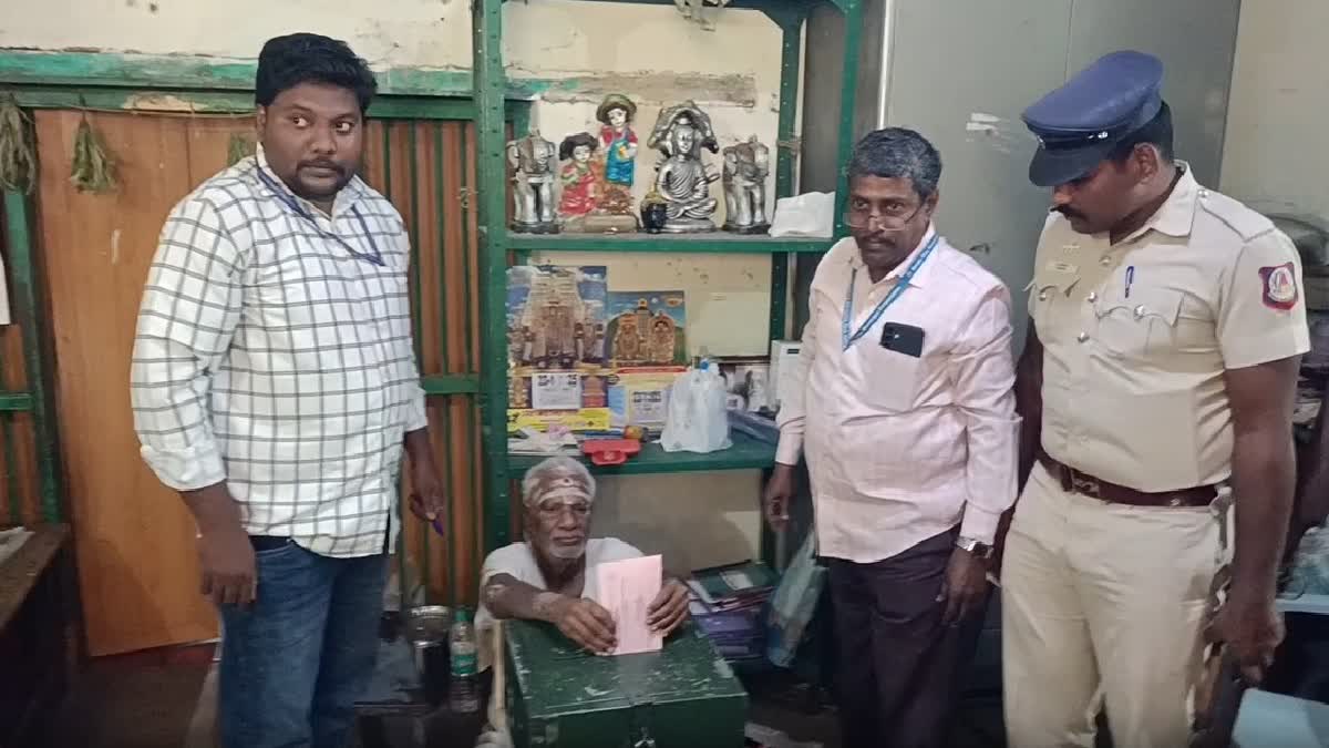 தபால் வாக்களித்த முதியவர்