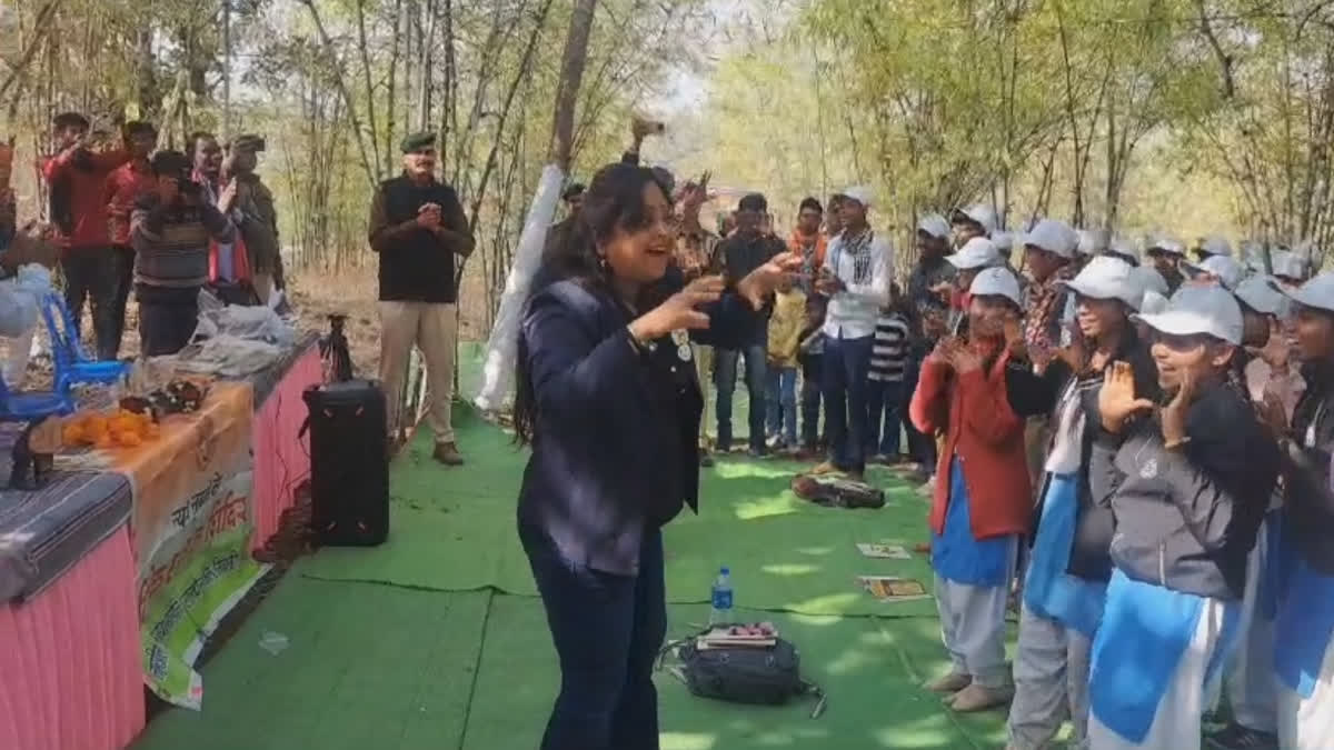 SEONI COLLECTOR DANCE WITH CHILDREN