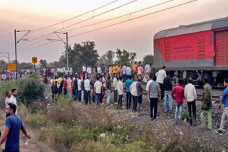 JALGAON TRAIN ACCIDENT  MAHARASHTRA  പുഷ്‌പക് എക്‌സ്‌പ്രസ്  കർണാടക എക്‌സ്‌പ്രസ്