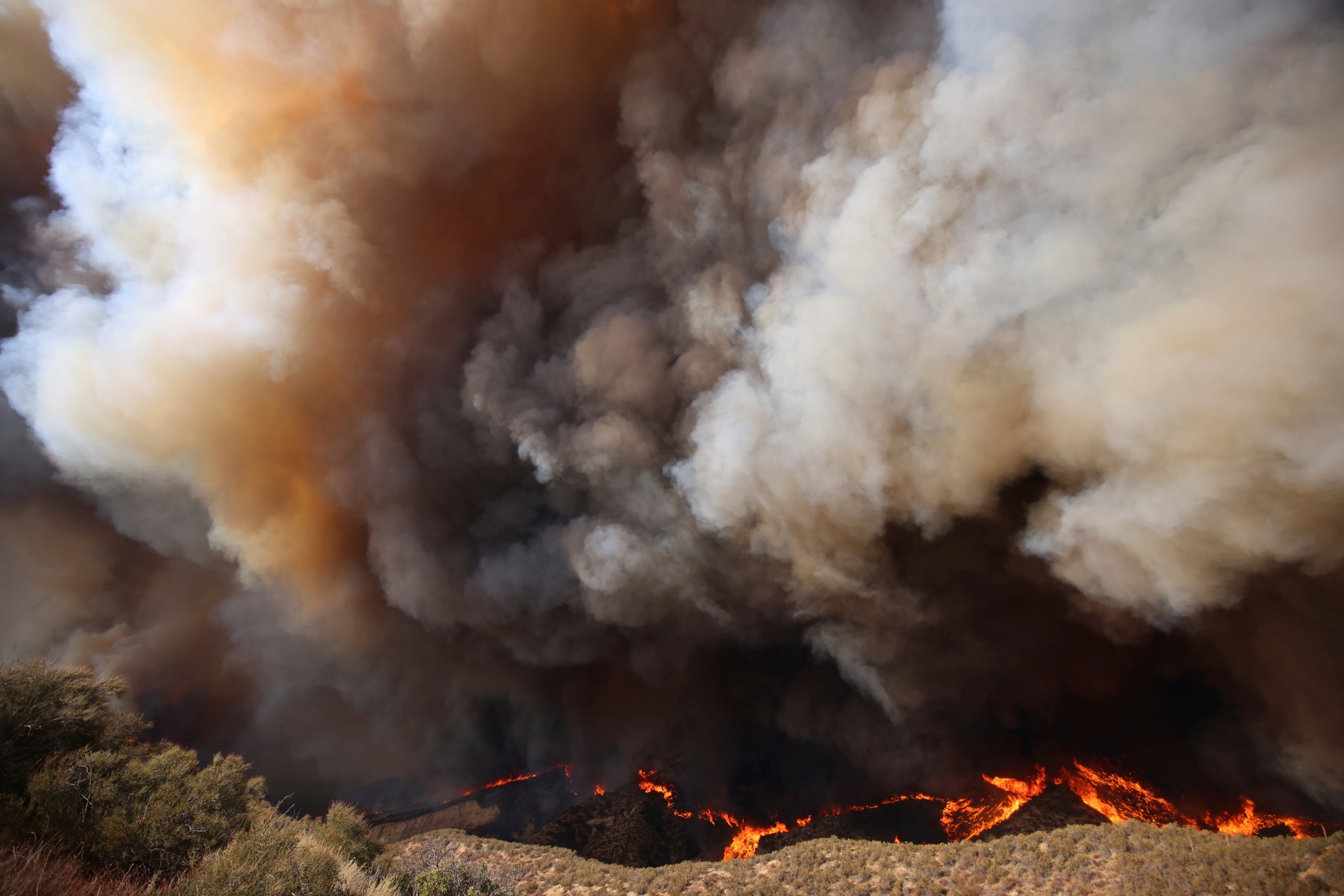 New Hughes Fire Los Angeles Wildfire Evacuation Orders Firefighters In Action